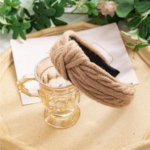 Gros plan du bandeau tricoté avec nœud en laine camel et doublure intérieure antidérapante