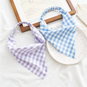 Détail de bandeaux élastiques à carreaux lavande et bleu ciel au style chic français