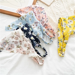 Détail de cinq bandeaux en mousseline à fleurs de différentes couleurs avec élastique