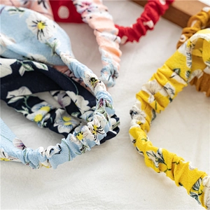 Détails de bandeaux élastiques à motifs floraux avec texture de tissu torsadé