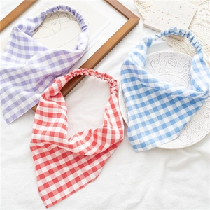 Détail de bandanas à carreaux en violet, rouge et bleu avec motif vichy et bande élastique