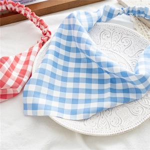 Détail de la bande élastique et du motif vichy sur le bandana de cheveux en coton
