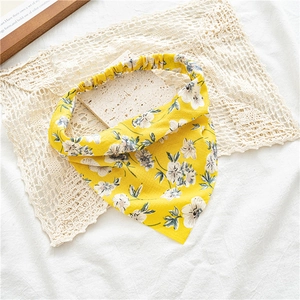 Détail d'un bandana cheveux floral jaune avec élastique et tissu à texture gaufrée