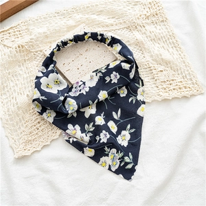 Détail du foulard triangle à fleurs montrant la bande élastique et le motif floral