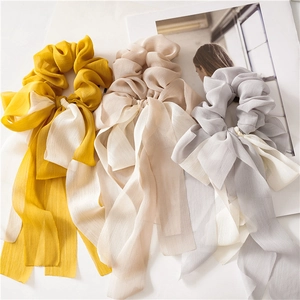 Trois grands chouchous en mousseline avec rubans longs en couleurs jaune, abricot et gris