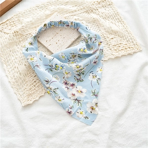 Détail du bandeau triangle bleu à fleurs avec motif marguerite et élastique