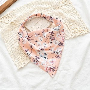 Vue détaillée du bandana floral triangulaire avec bande élastique sur fond blanc