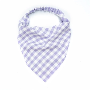 Foulard triangulaire élastique à carreaux violets et blancs pour femmes sur fond blanc