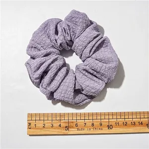 Chouchou violet XL en tissu gaufré plissé avec mesure du diamètre de 10 cm environ