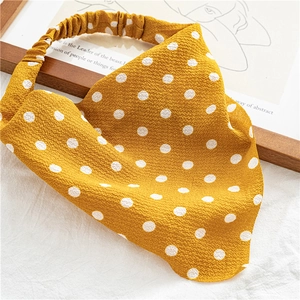 Détail du tissu gaufré à pois blancs sur le foulard floral jaune de haute qualité