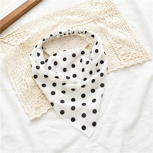 Détail du bandeau classique à pois noirs et blancs avec un design à bande élastique
