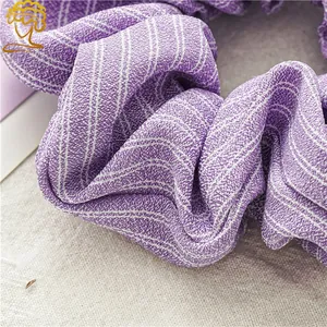 Vue macro du chouchou violet à rayures montrant la texture du tissu et les motifs