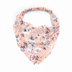 Foulard fleuri avec base rose orangé et bandeau élastique pour les femmes