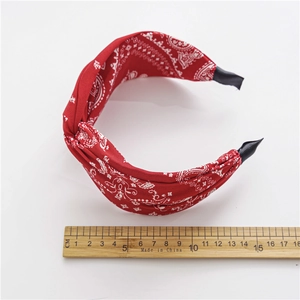 Serre-tête rouge motif bandana paisley avec nœud élégant et embouts confortables pour femmes