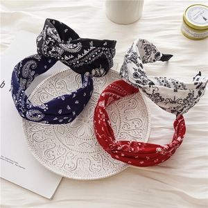 Quatre serre-têtes à nœud torsadé et motif paisley en noir, bleu, rouge et blanc perle