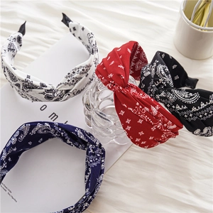 Lot de quatre serre-têtes à imprimé bandana en coton blanc, rouge, noir et bleu marine