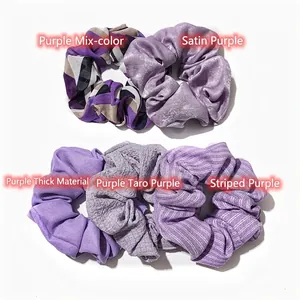 Collection de chouchous violets en satin et maille gaufrée sur fond blanc