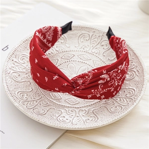 Vue détaillée du serre-tête en tissu à motif bandana rouge avec un nœud élégant