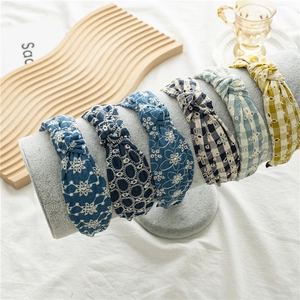 Serre-Tête Noué en Gingham avec Broderie Anglaise Florale Bandeau Large en Tissu pour Femme Accessoires Cheveux Quotidiens Décontractés
