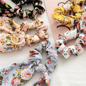 Vue à plat de chouchous à fleurs avec nœuds oreilles de lapin en cinq motifs d'été variés