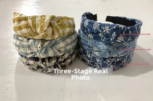 Détail de serre-têtes en denim noués avec broderie de flocons et motifs ajourés