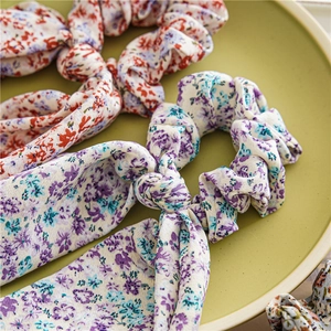Chouchous à fleurs avec longs rubans en mousseline rouge et violette