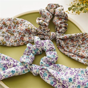 Gros plan de chouchous à fleurs violettes et orange sur un plateau en céramique verte