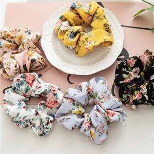 Gros plan de chouchous à fleurs de couleurs variées sur une assiette en céramique