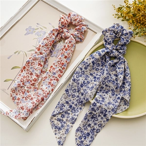 Chouchous en mousseline florale avec longs rubans aux motifs de fleurs rouges et bleues