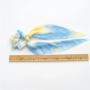 Chouchou plissé à teinture tie-dye avec longs rubans bleu et jaune, longueur 32cm