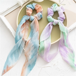 Vue détaillée de chouchous plissés en mousseline tie-dye avec de longs rubans aux tons doux