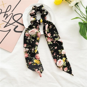 Chouchou à imprimé fleuri avec rubans longs et motifs de roses roses sur tissu noir