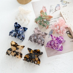 Lot de sept pinces à cheveux papillon en acétate de cellulose aux motifs marbre et floraux