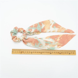 Chouchou en satin tie-dye avec ruban long pour coiffure élégante de femme moderne
