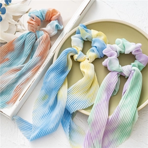 Détails des chouchous plissés tie-dye avec de longs rubans et une texture en mousseline