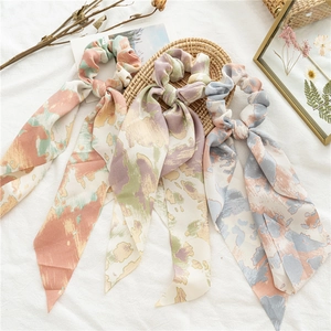 Lot de 3 chouchous tie-dye avec longs rubans aux motifs de peinture à l'huile aux tons pastels