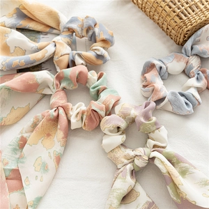 Chouchous en satin tie-dye aux couleurs pastel avec motifs abstraits et rubans longs