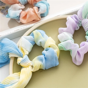 Chouchous plissés tie-dye avec rubans aux tons macaron dégradés présentés avec élégance