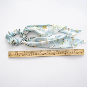 Hellblauer Satin-Haargummi mit Blumenmuster, langer Schleife und 32 cm Längenangabe