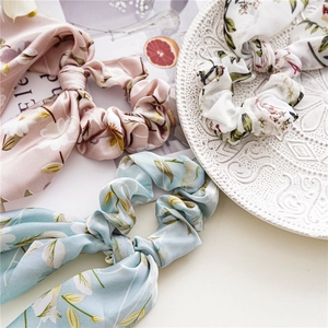 Dreierpack florale Satin-Haargummis mit langen Bändern in Rosa, Blau und Creme