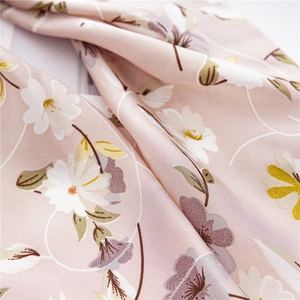 Detailansicht aus bedrucktem Satin mit zarten rosa Tönen und seidiger Textur
