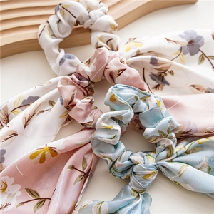 Florale Satin-Haargummis Set mit langen Bändern in Rosa, Weiß und Blau