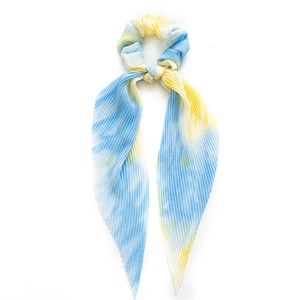 Chouchou tie-dye bleu et jaune avec de longs rubans et un design en tissu plissé