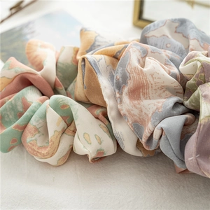 Vue rapprochée d'un chouchou tie-dye surdimensionné avec texture aquarelle artistique et tissu doux
