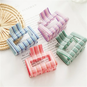 Set di quattro mollette rettangolari a righe in vari colori alla moda per capelli