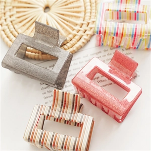 Set di quattro mollette quadrate in acrilico colorato con glitter e strisce