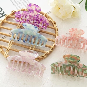 Set of five large acetate leopard hair claws with elegant marble patterns and ink textures