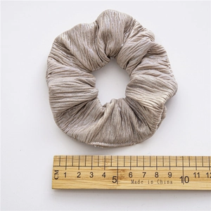 Chouchou en tissu froissé de couleur unie avec finition métallique brillante champagne