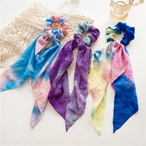 Détail de chouchous en tissu tie-dye avec de longs rubans et des textures de tissu doux