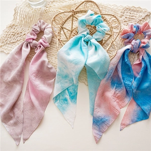 Trois chouchous en mousseline tie-dye avec de longs rubans aux dégradés pastel